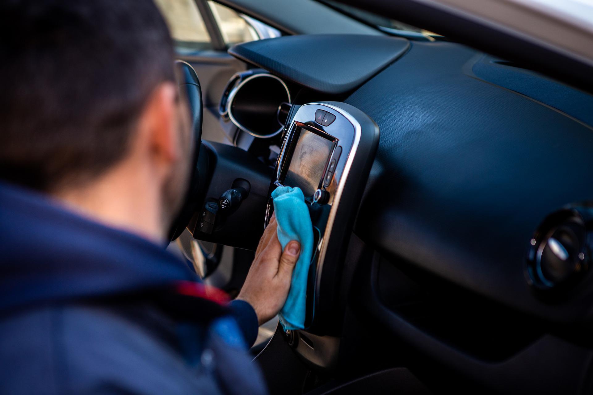 Евтини домашни трикове за почистване на автомобила