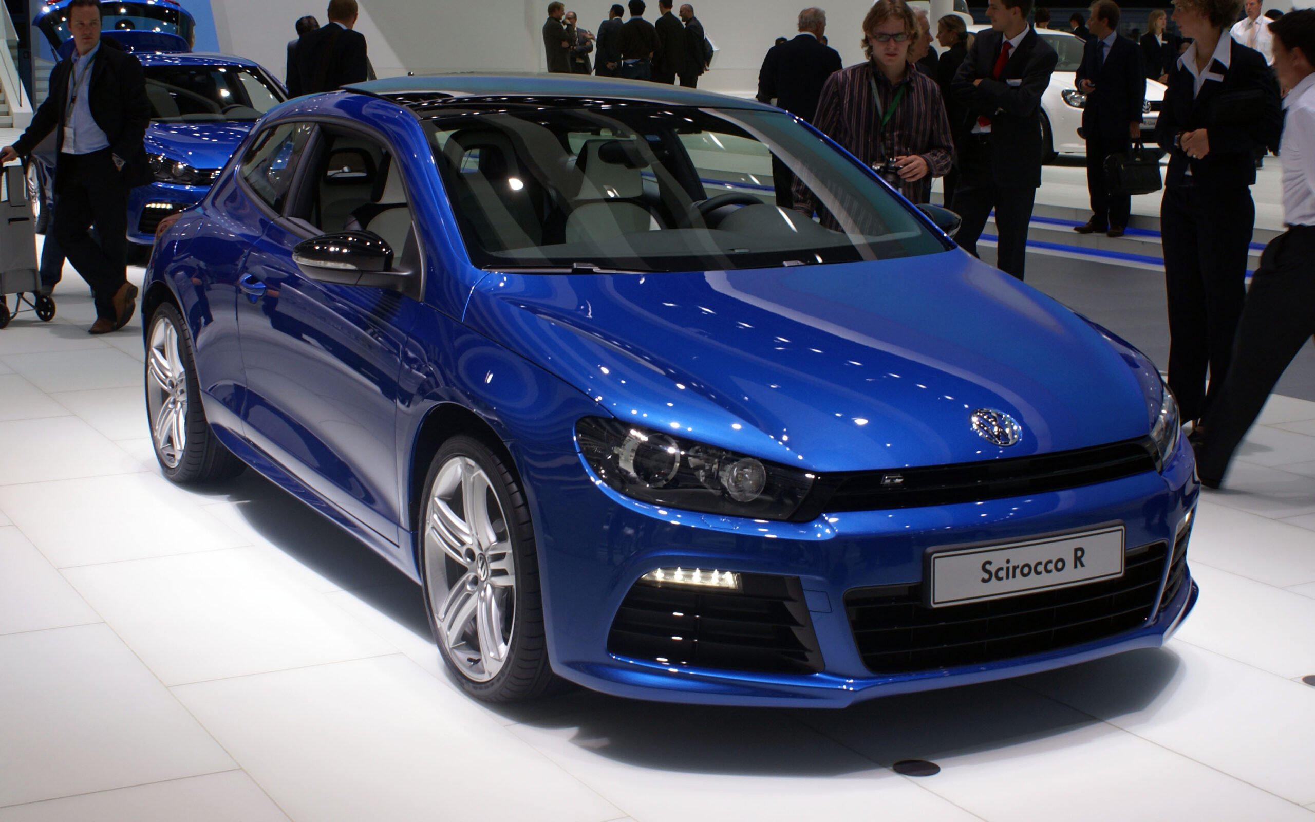 Защо да изберете Volkswagen Scirocco? - blue vw scirocco iii r fr iaa 2009 scaled