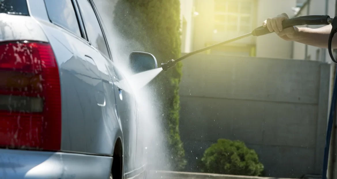Миене на автомобила под налягане – безопасно ли е това?