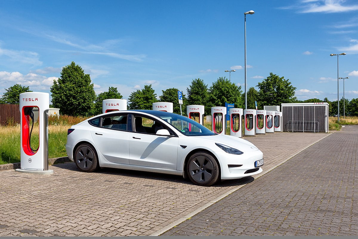 Tesla пуска 350 нови зарядни станции в Щатите - supercharger