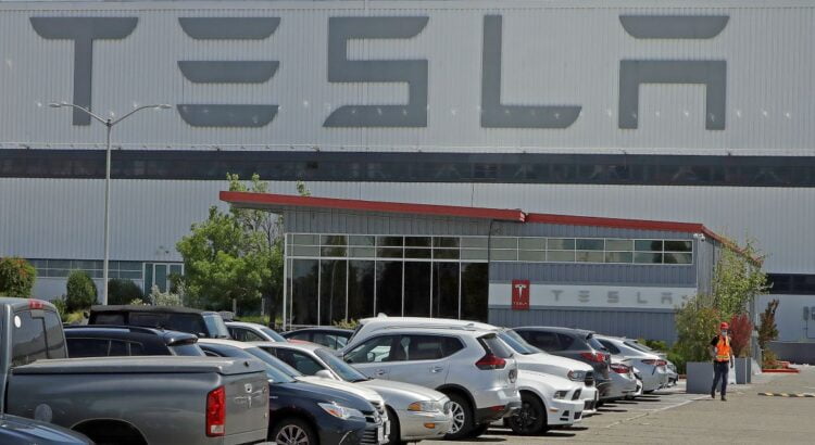 Tesla прави крачка назад в Калифорния