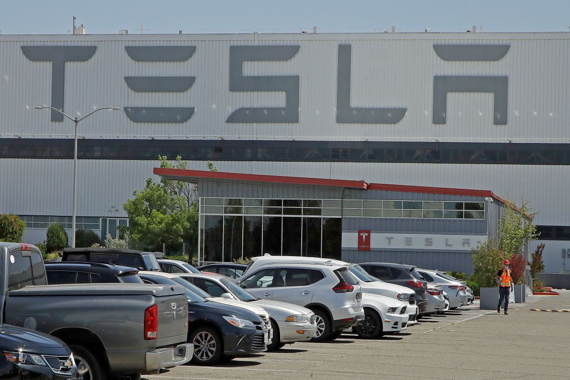 Tesla прави крачка назад в Калифорния - tesla