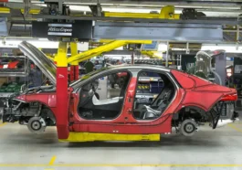 Производството на коли във Великобритания расте - jaguar xf production uk car body side