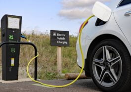 Guardian: Светът е заплашен от екологичен хаос - ev charging point wimpole cambs 1592403