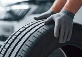 Какво трябва да знаем за гумите Michelin 195/65r15 91t TL Alpin 6? - hands only mechanic holding tire repair garage replacement winter summer tires 750x410 1