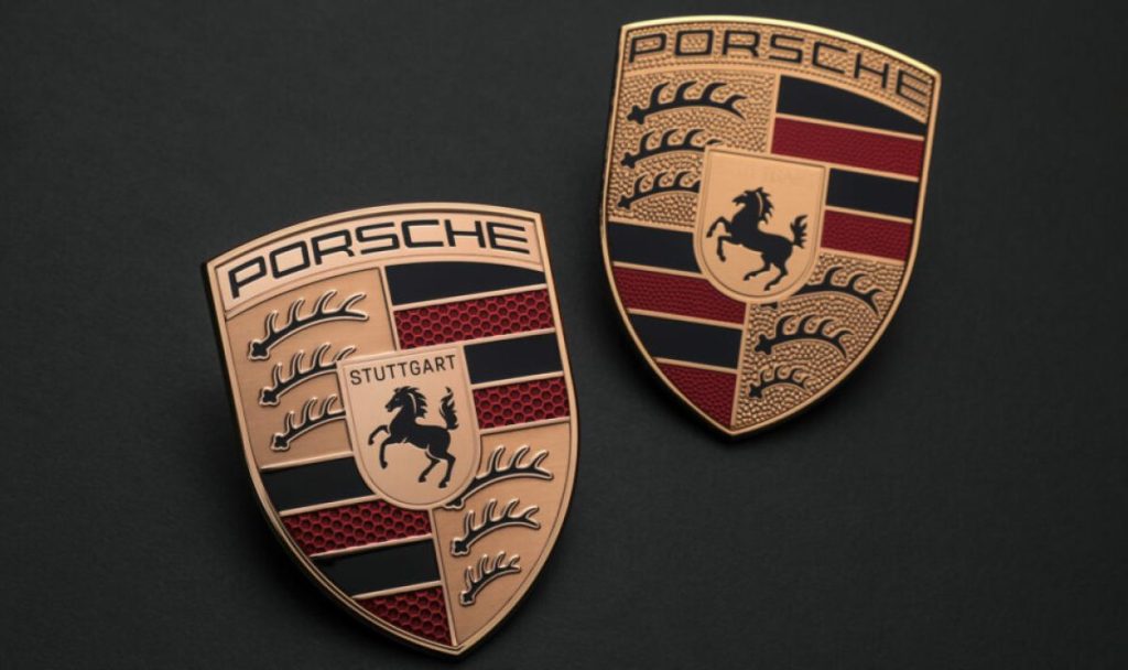 Porsche отбелязва своята 75-та годишнина - porsche pokaza novata si emblema 1