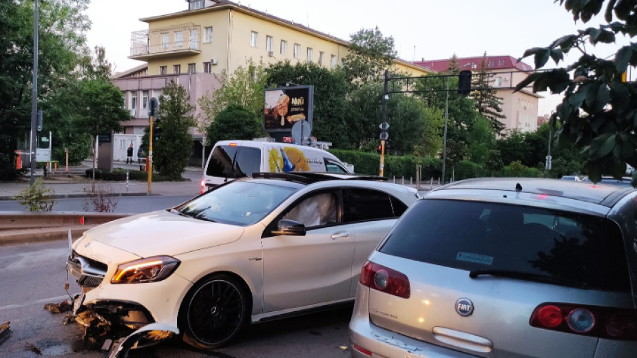 Кола помете 5 паркирани автомобила в София - parkirani koli