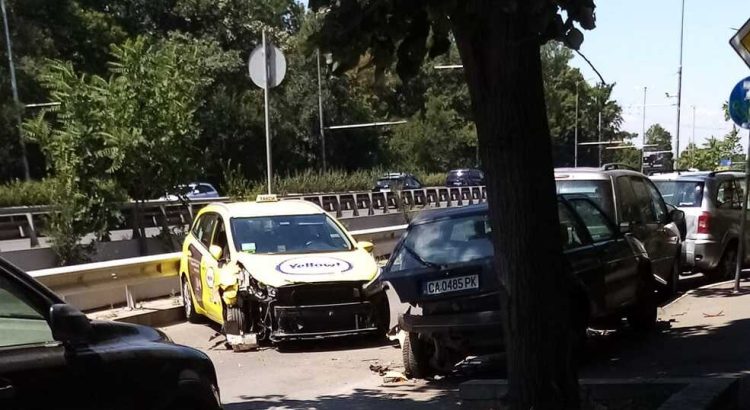 Тежък инцидент: Такси помля четири коли в София