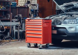 Защо може да изгори запалителната бобина на автомобила? - red steel tool box garage