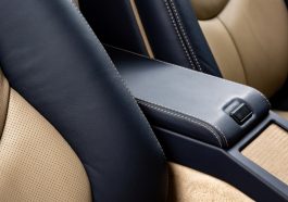 Как се инсталират подлакътниците за коли? - glove compartment car with black leather
