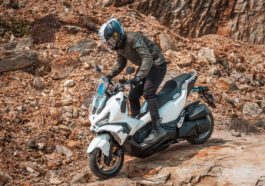 SYM ADX 300 привлекателен и динамичен 1 SYM ADX 300 on the road