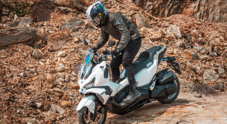 SYM ADX 300 привлекателен и динамичен 1 SYM ADX 300 on the road