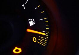 Колко километра можем да изминем на резерва 1 yellow fuel light on a car