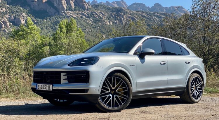 Ревю на 2024 Porsche Cayenne Turbo E-Hybrid: Нов живот за V8 двигателя