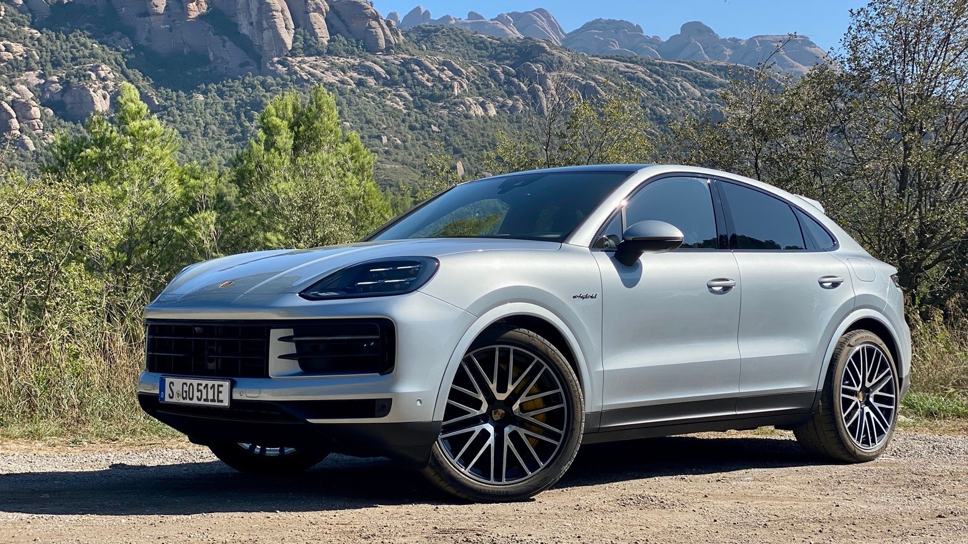 Sports Image - Ревю на 2024 Porsche Cayenne Turbo E-Hybrid: Нов живот за V8 двигателя