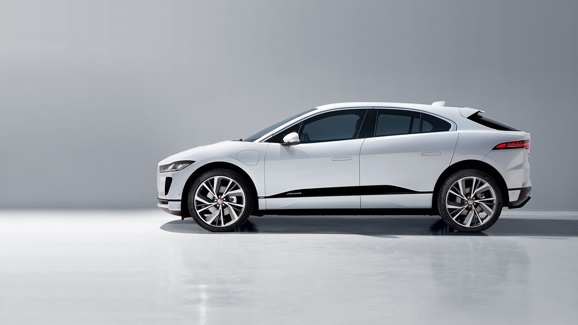 Драстична обезценка: Защо Jaguar I-Pace вече е по-евтин от нова Toyota Corolla