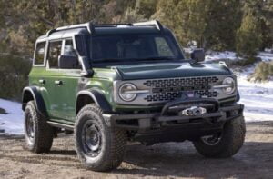 Кои са 12-те най-удобни коли за високи хора за 2022 година - 12 2022 ford bronco everglades eruption green 01 cropped