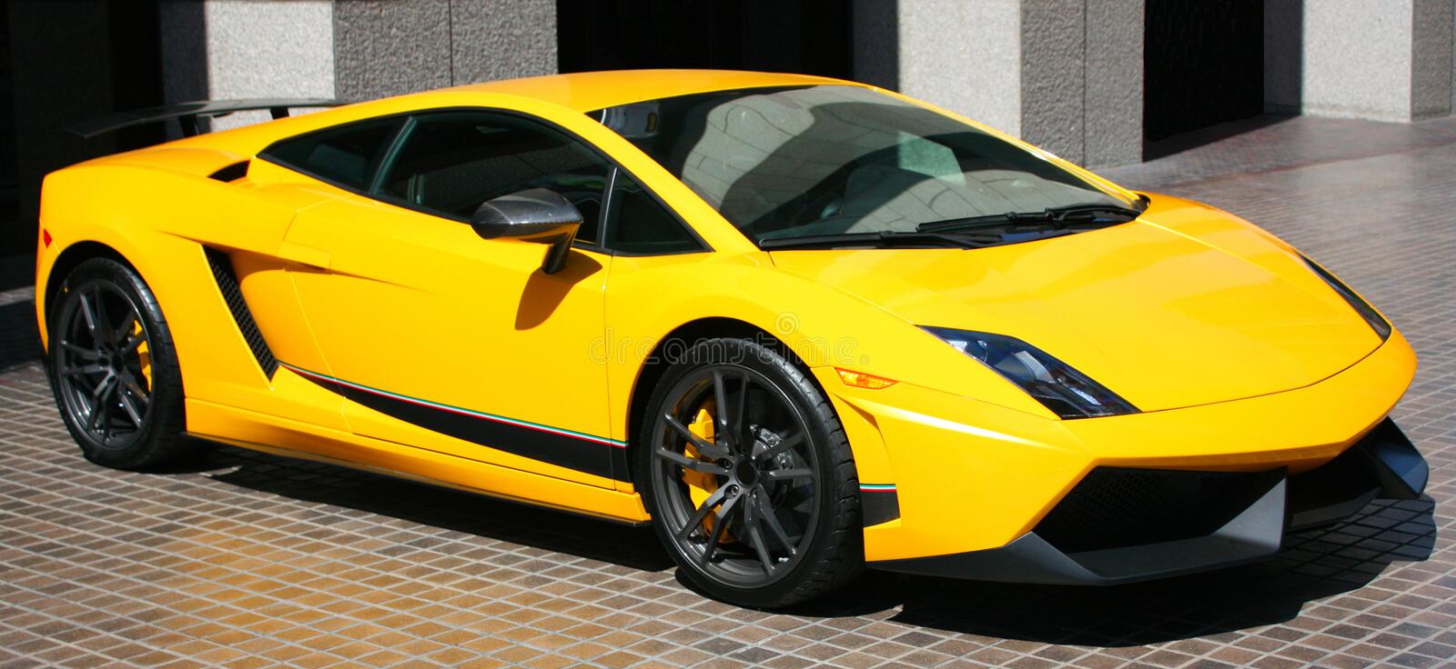 Как цветът на колата влияе върху степента на амортизация? - expensive yellow car 14390972
