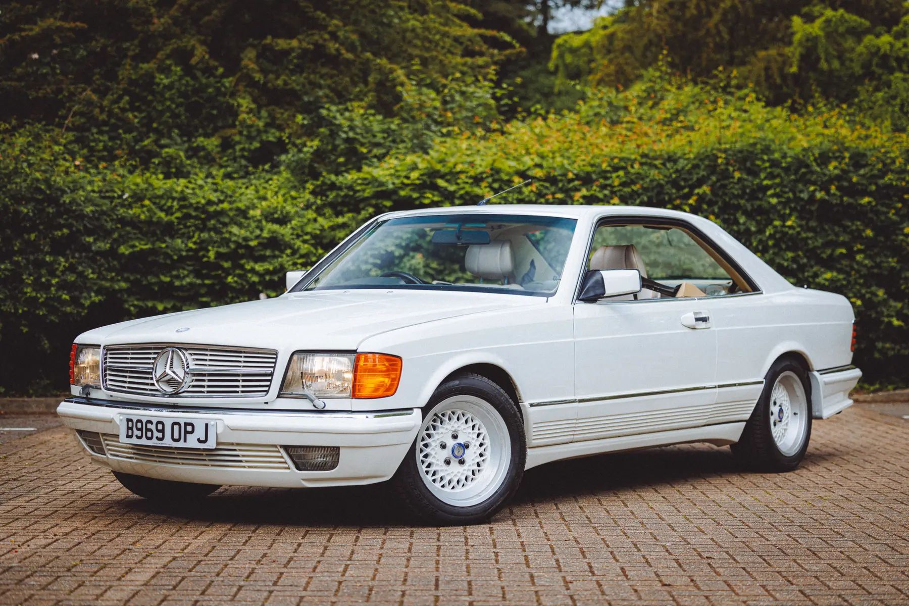 Бял Mercedes от 80-те отново е по пътищата - mercedes benz 500 sec 3