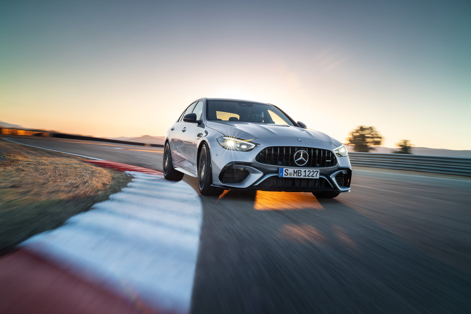 Новият Mercedes C-Class – най-мощният в историята - mercedes amg c 63 s e performance 8