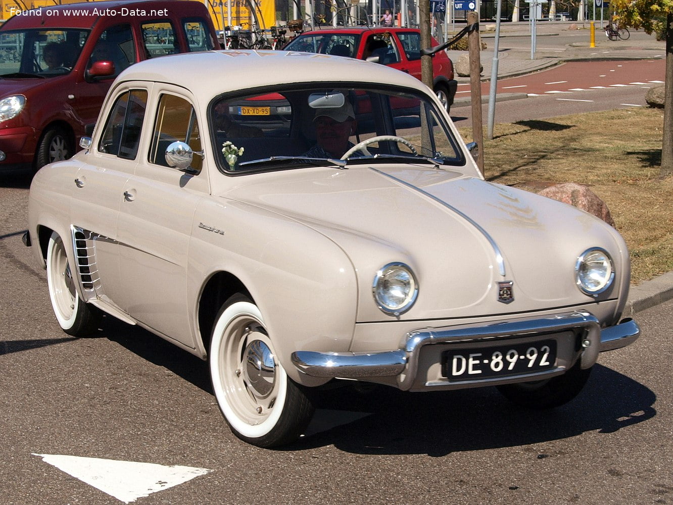 Renault Dauphine донесе световна известност на френската марка - renault dauphine