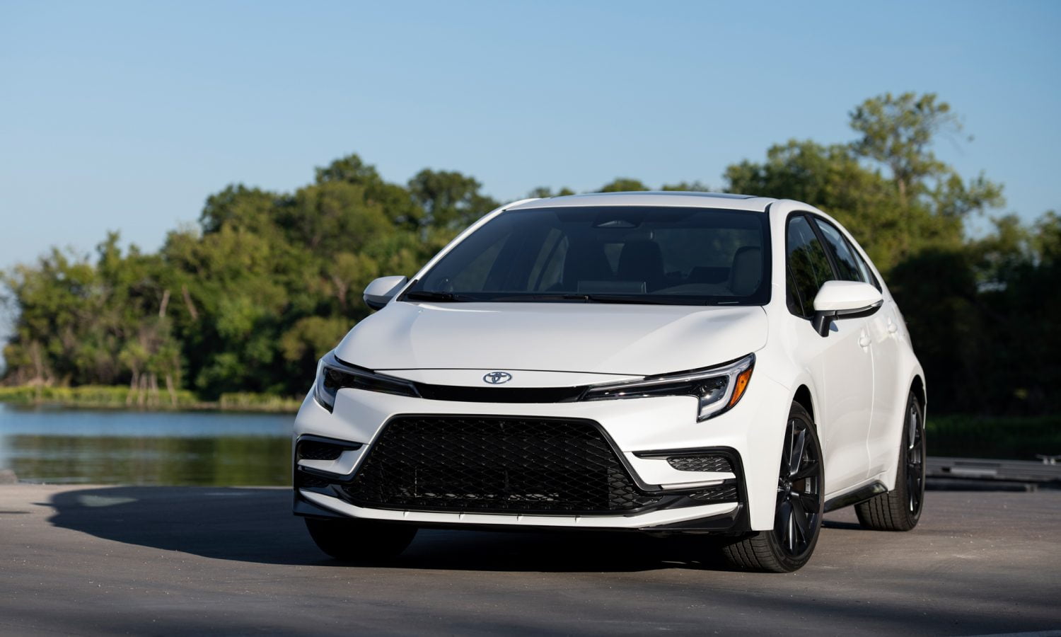 Два модела Toyota са на челните места по продажби за годината - 2023 corolla sedan 001h 1500x900 1
