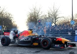 Верстапен показа болида RB7 на демонстрация в Милтън Кийнс - red