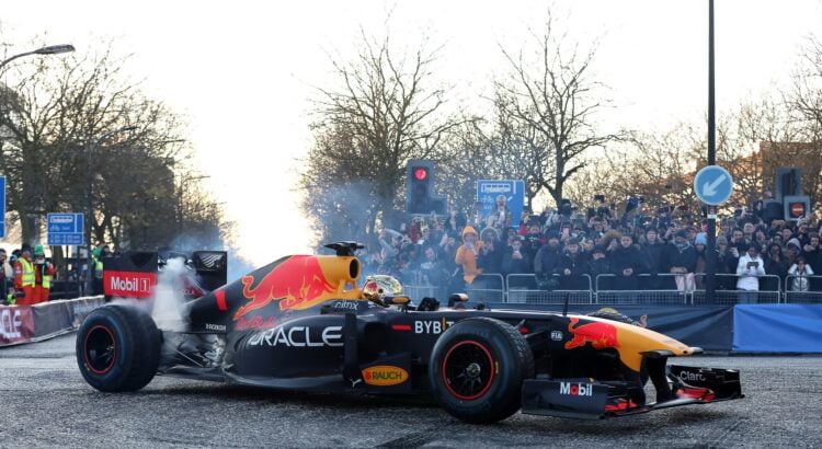 Верстапен показа болида RB7 на демонстрация в Милтън Кийнс - red