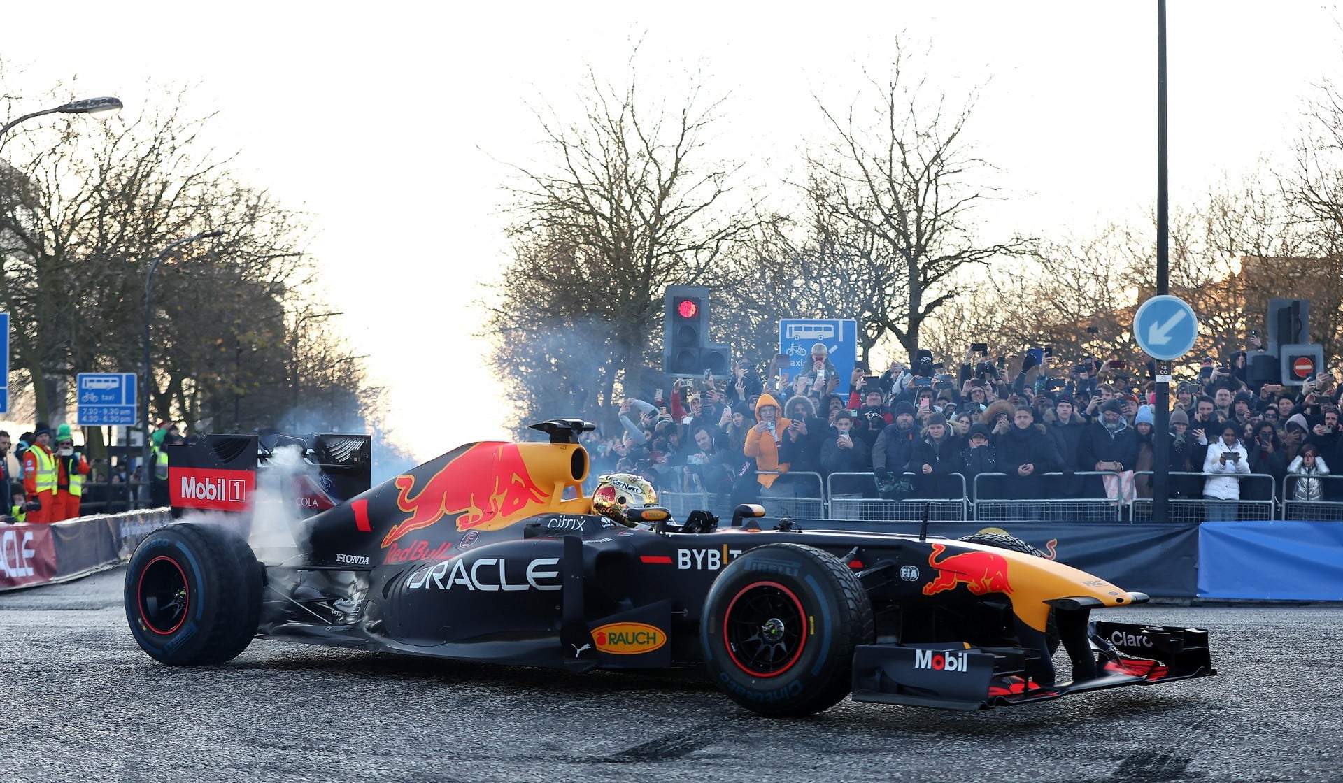 Верстапен показа болида RB7 на демонстрация в Милтън Кийнс - red