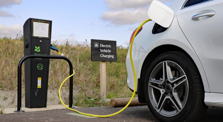Guardian: Светът е заплашен от екологичен хаос - ev charging point wimpole cambs 1592403