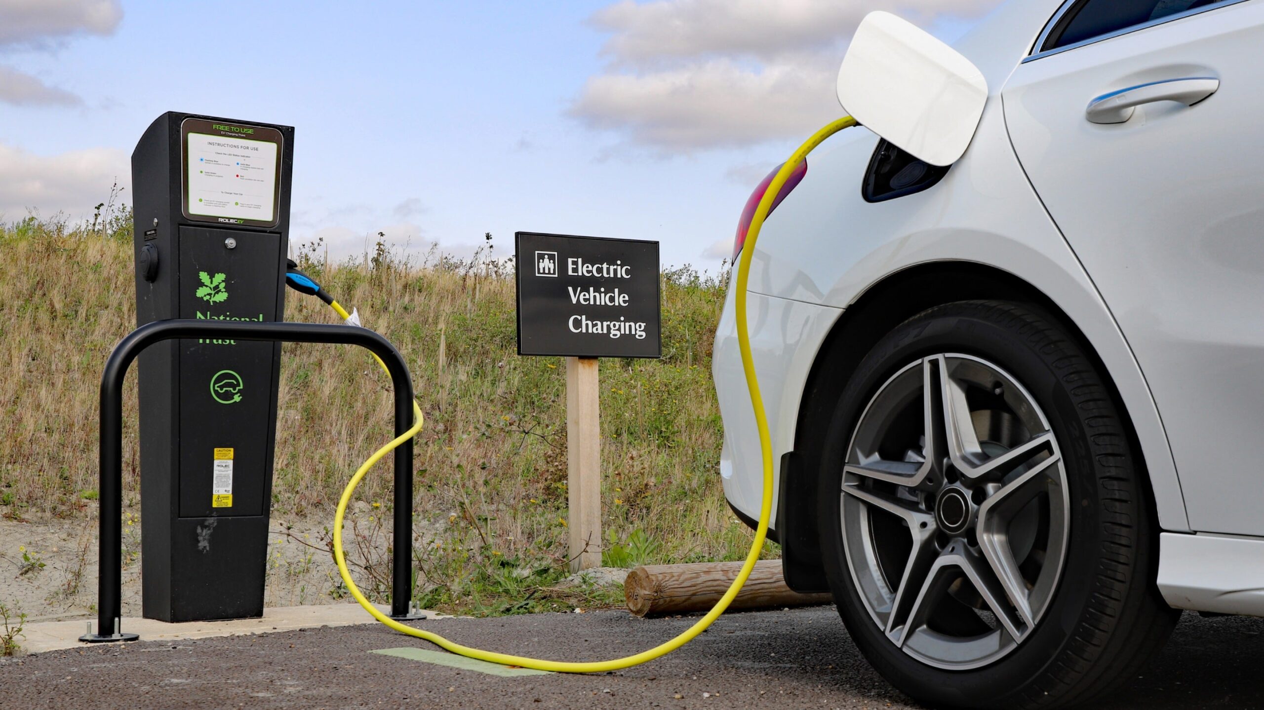 Guardian: Светът е заплашен от екологичен хаос - ev charging point wimpole cambs 1592403 scaled