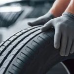 Какво трябва да знаем за гумите Michelin 195/65r15 91t TL Alpin 6? - hands only mechanic holding tire repair garage replacement winter summer tires 750x410 1