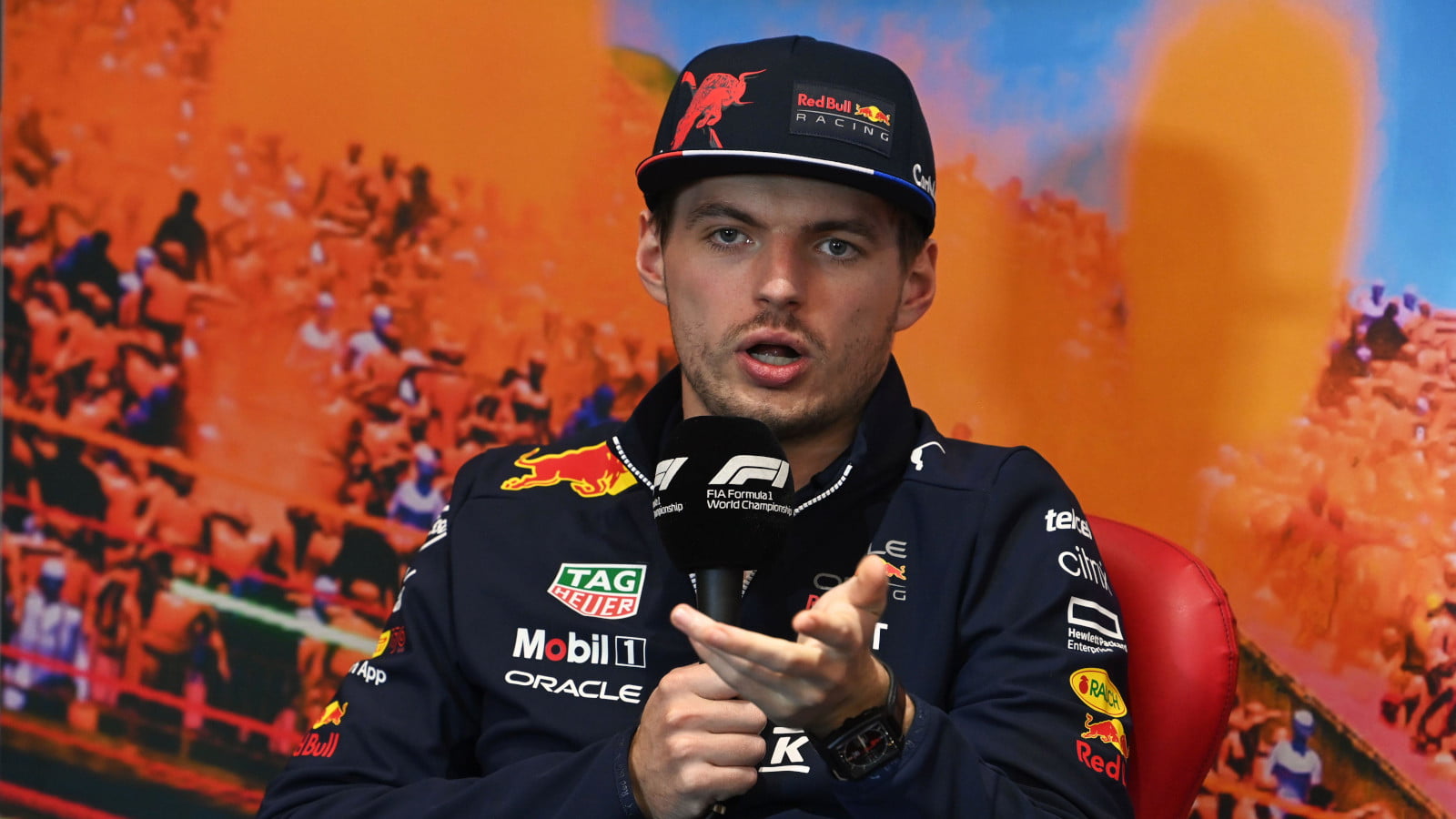 Верстапен не се плаши от конкурентите - max verstappen explains during a press conference planetf1
