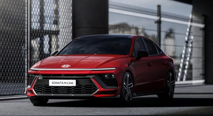 2024 Hyundai Sonata дебютира с радикален фейслифт и извит дисплей - 2024 hyundai sonata n line front three quarters 641dfaab35013
