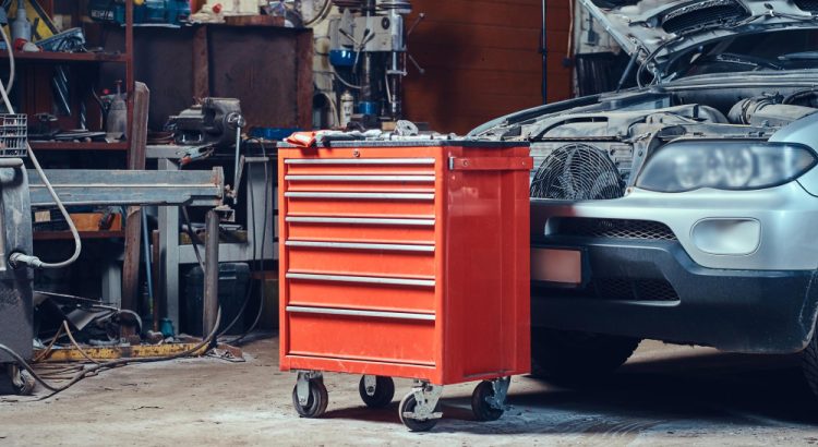 Защо може да изгори запалителната бобина на автомобила? - red steel tool box garage