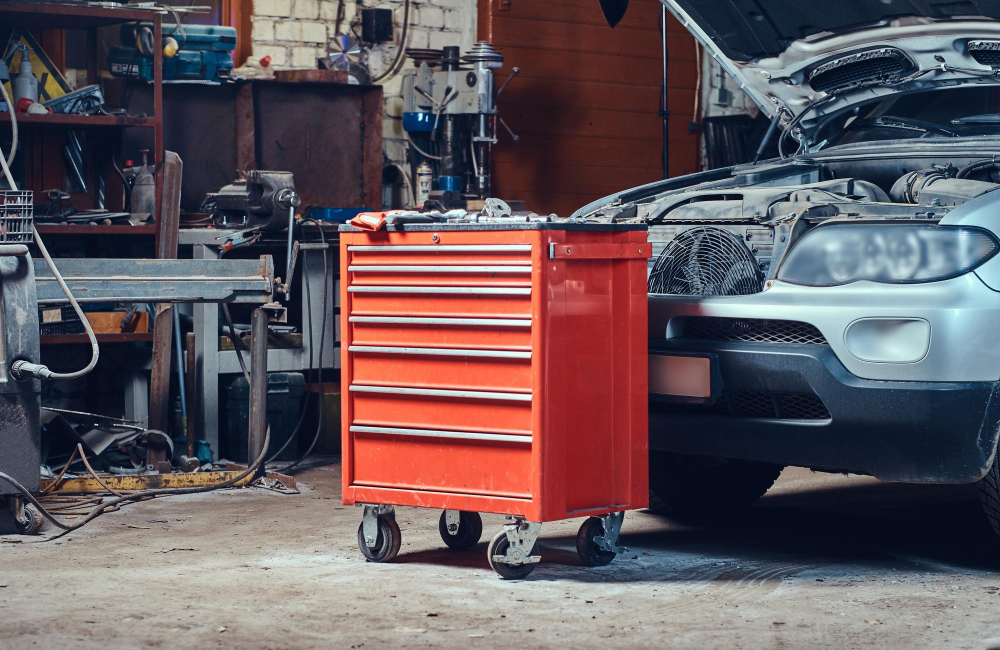 Защо може да изгори запалителната бобина на автомобила? - red steel tool box garage