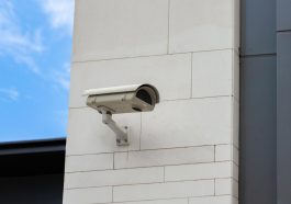 5 съвета при избор на професионална охранителна камера за вашия бизнес - surveillance camera built into stone wall building