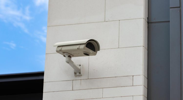 5 съвета при избор на професионална охранителна камера за вашия бизнес - surveillance camera built into stone wall building