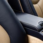 Как се инсталират подлакътниците за коли? - glove compartment car with black leather