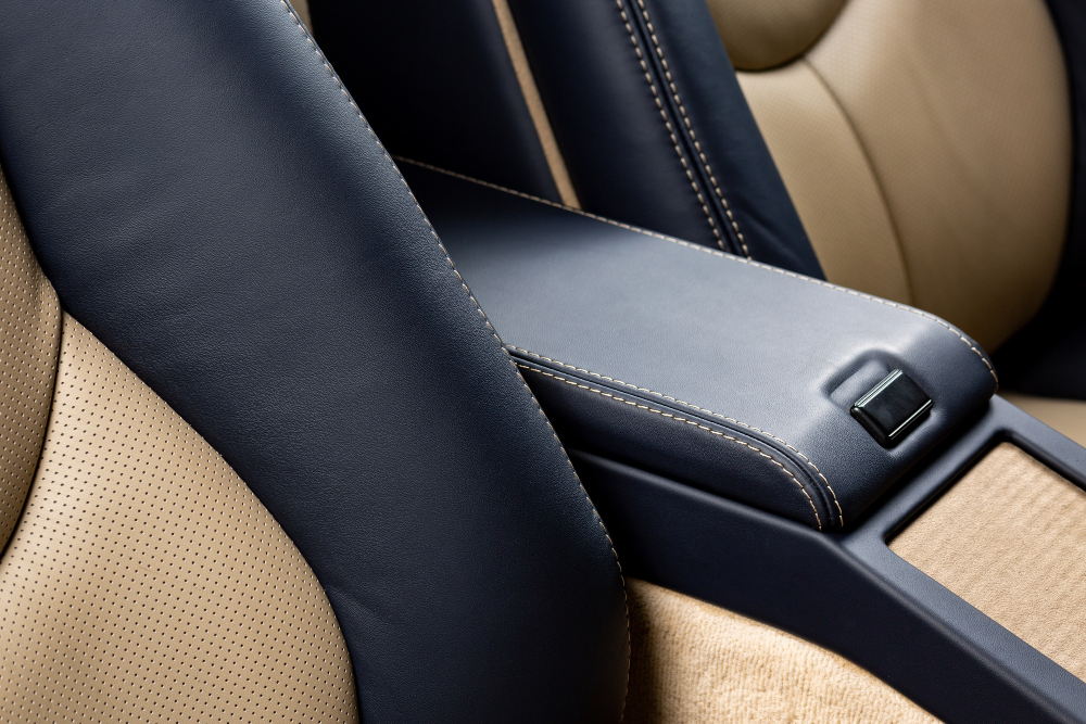 Как се инсталират подлакътниците за коли? - glove compartment car with black leather