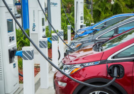 Електрическите автомобили потапят европейската автомобилна индустрия 1 electric cars are charged at electric stations