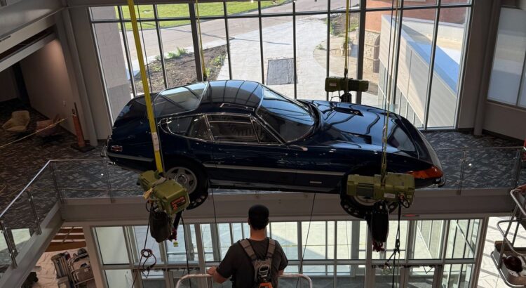 Ferrari Daytona виси от тавана на американски колеж