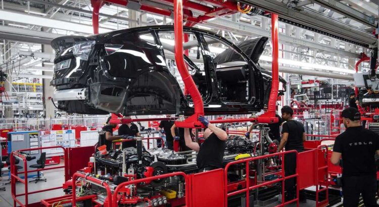 Tesla иска да произвежда повече електромобили в Европа. Но на кого ще ги продава?