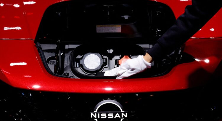 Nissan намалява производството на новия Leaf заради недостиг на батерии, твърди Nikkei