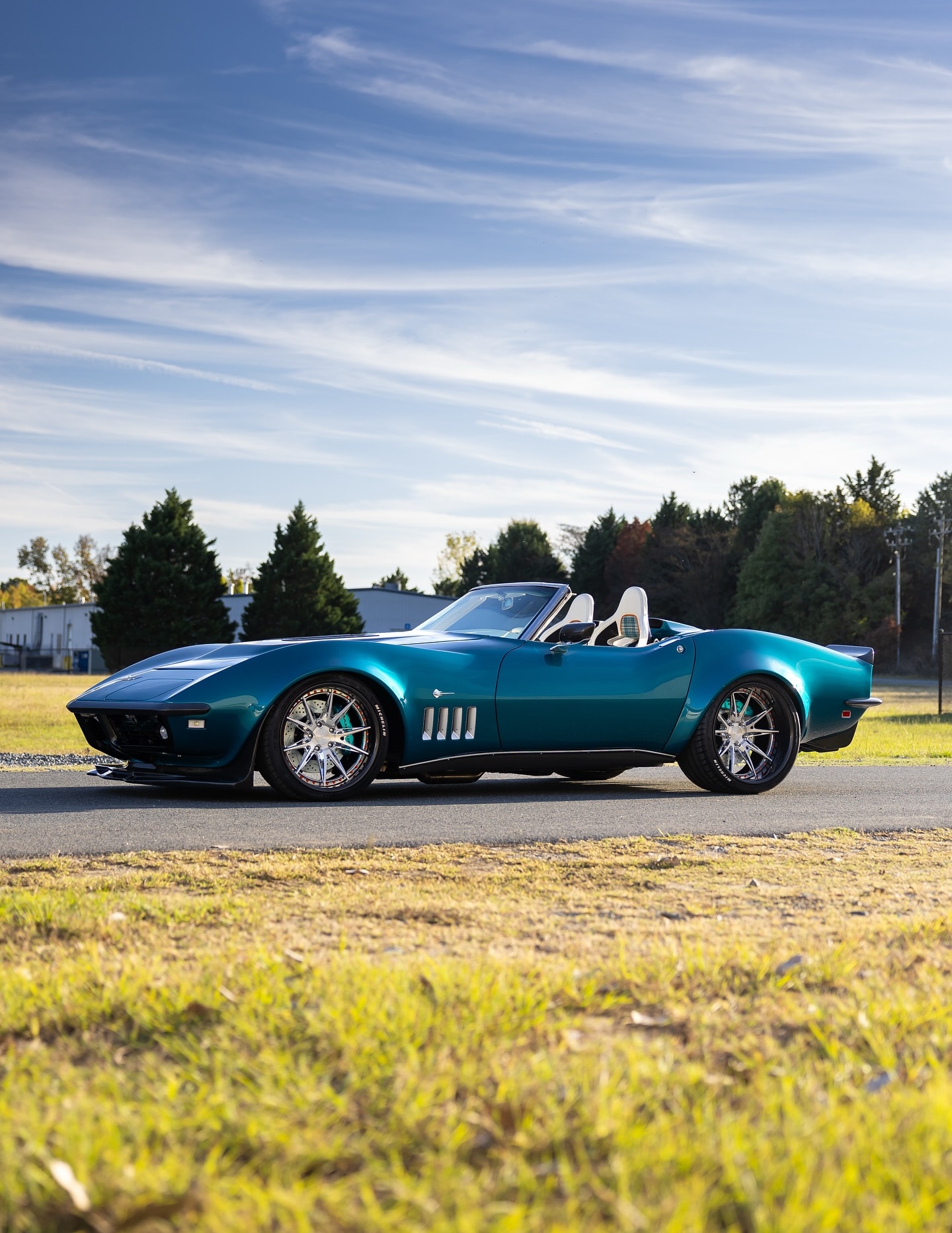 Restomod Chevrolet Corvette Stingray от 1968 г. изглежда като космически кораб върху звездни джанти 4 Chevrolet Corvette Stingray