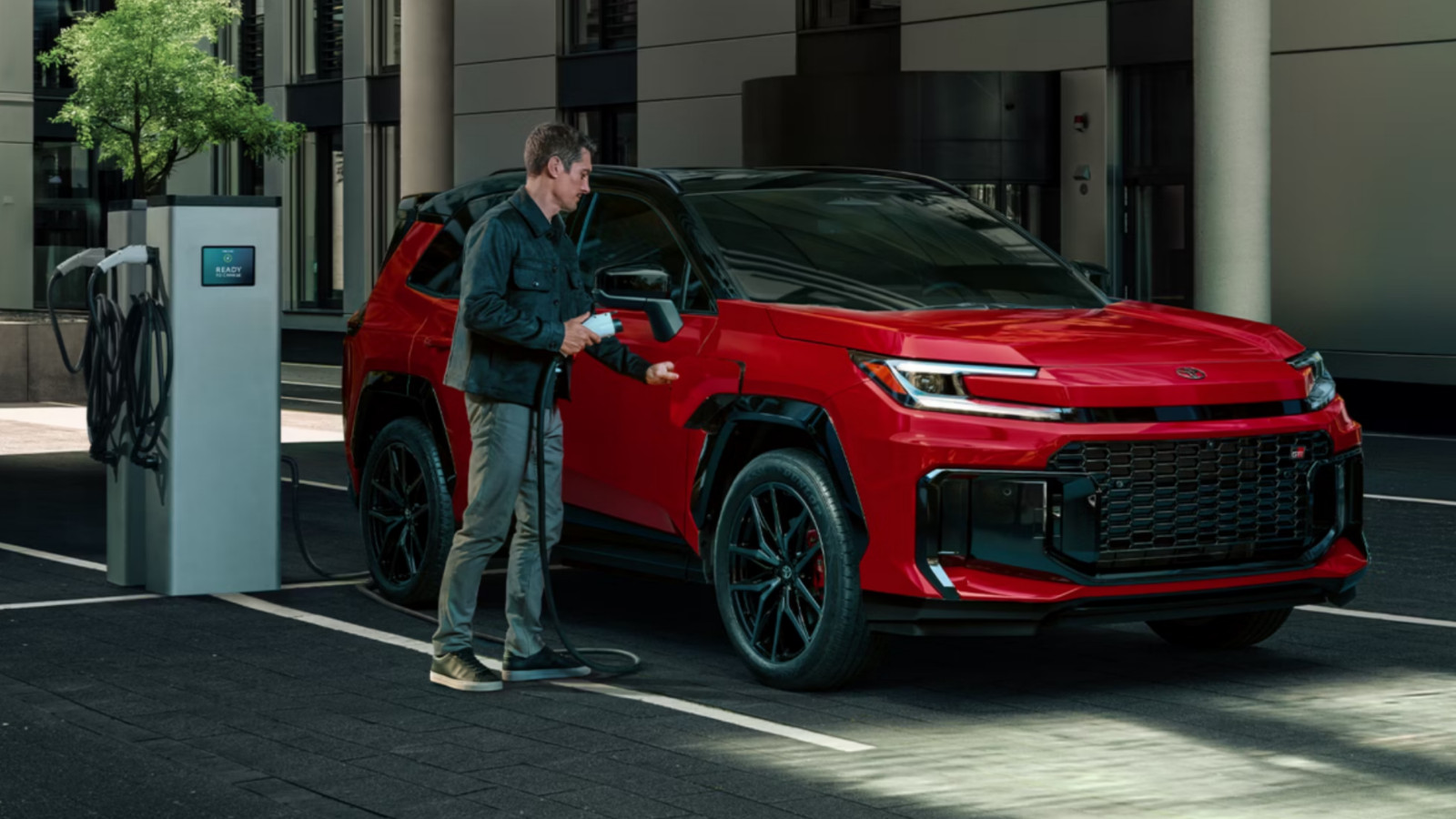Toyota обясни странното решение за зареждане при новия RAV4 Plug-in Hybrid 4 Toyota RAV4 Plug-in Hybrid
