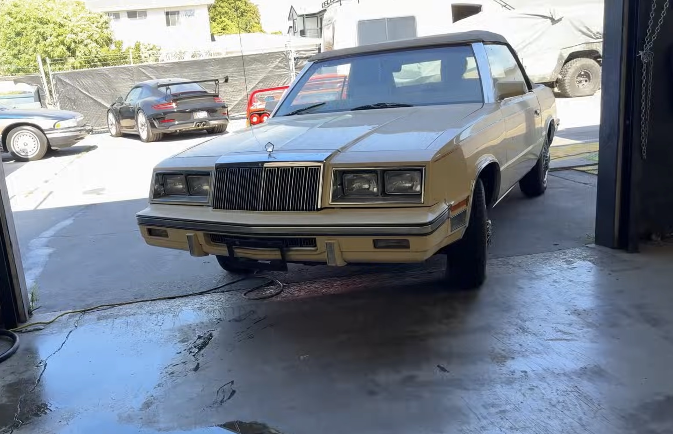 Забравен Chrysler LeBaron се преражда след детайлинг за 10 000 долара 4 Chrysler LeBaron