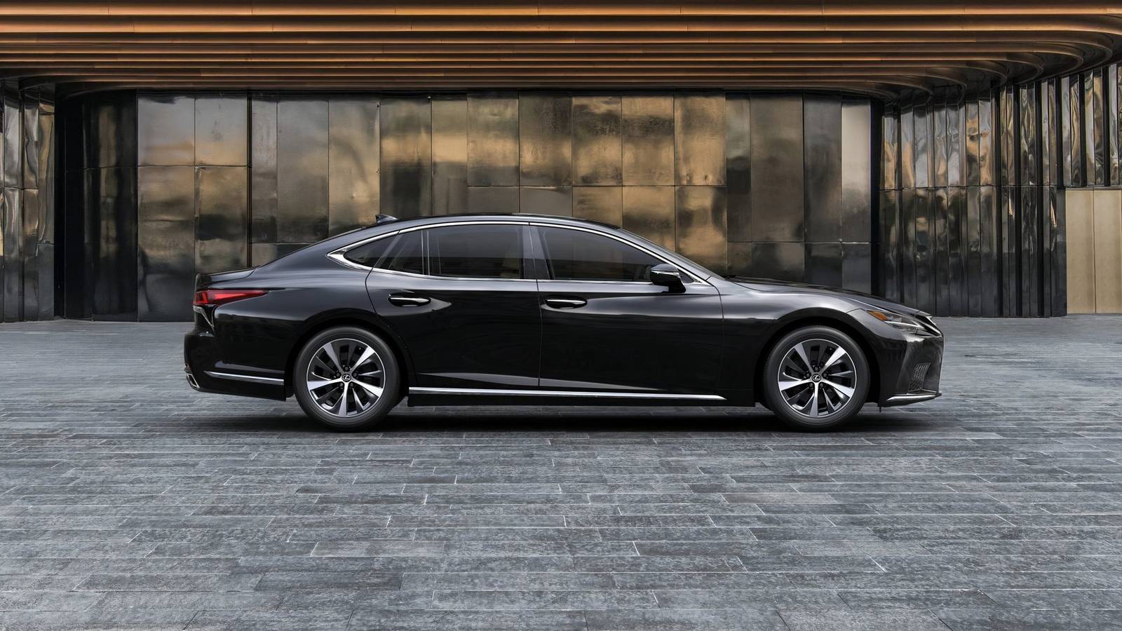 хибриден седан