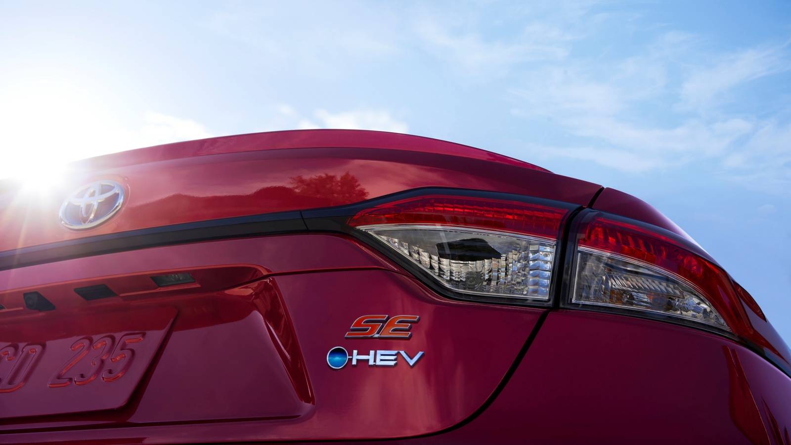 хибриден седан