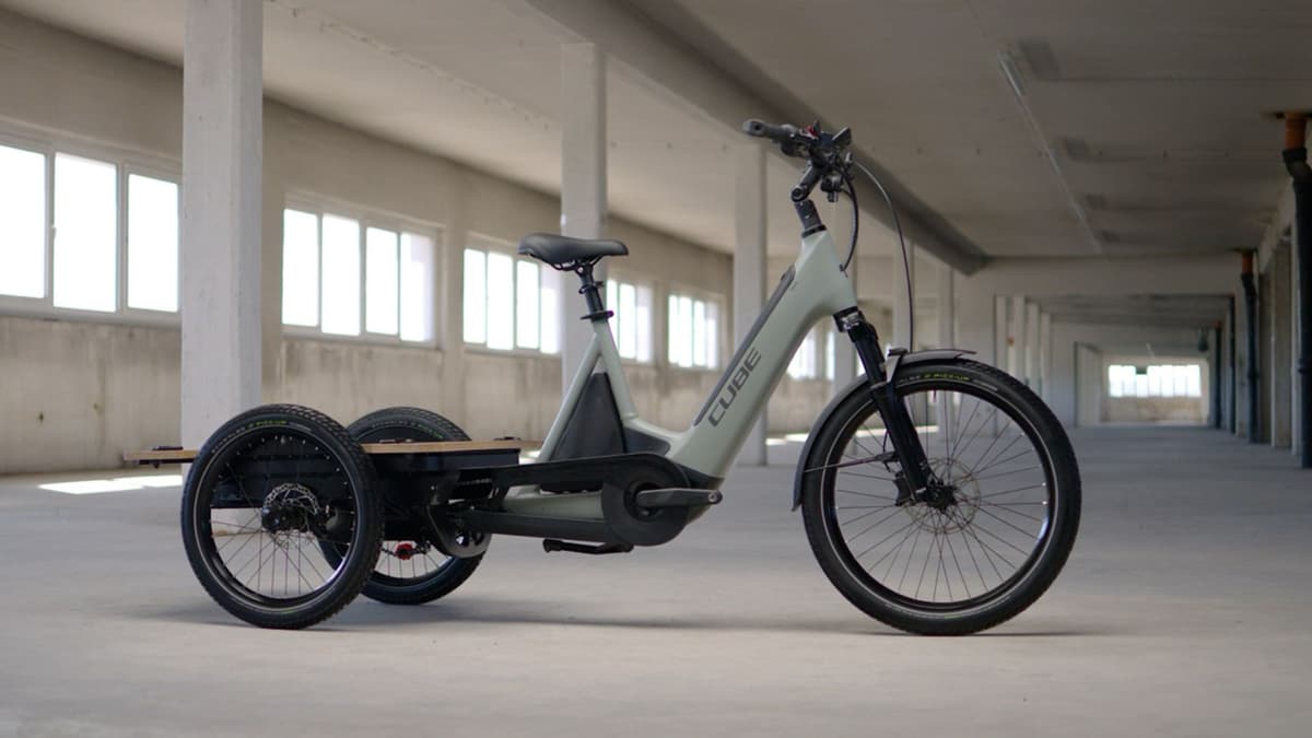 Cube Flatbed Hybrid 750